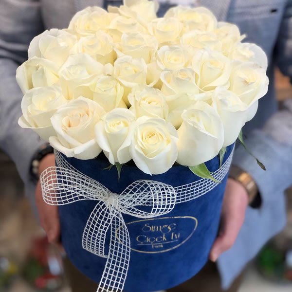 Mavi Kutuda Beyaz Güller