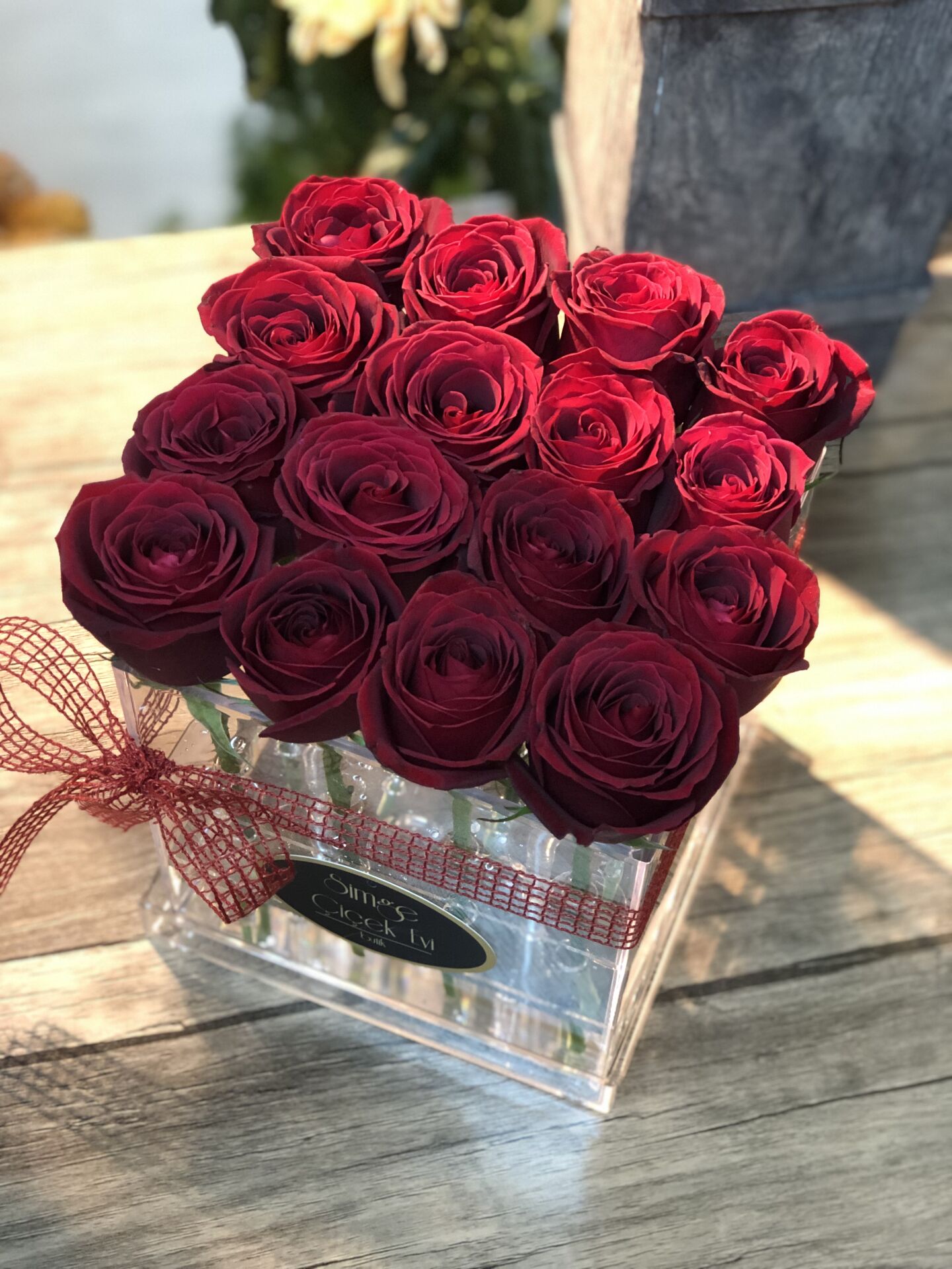 Pleksi Kutuda Kırmızı Güller