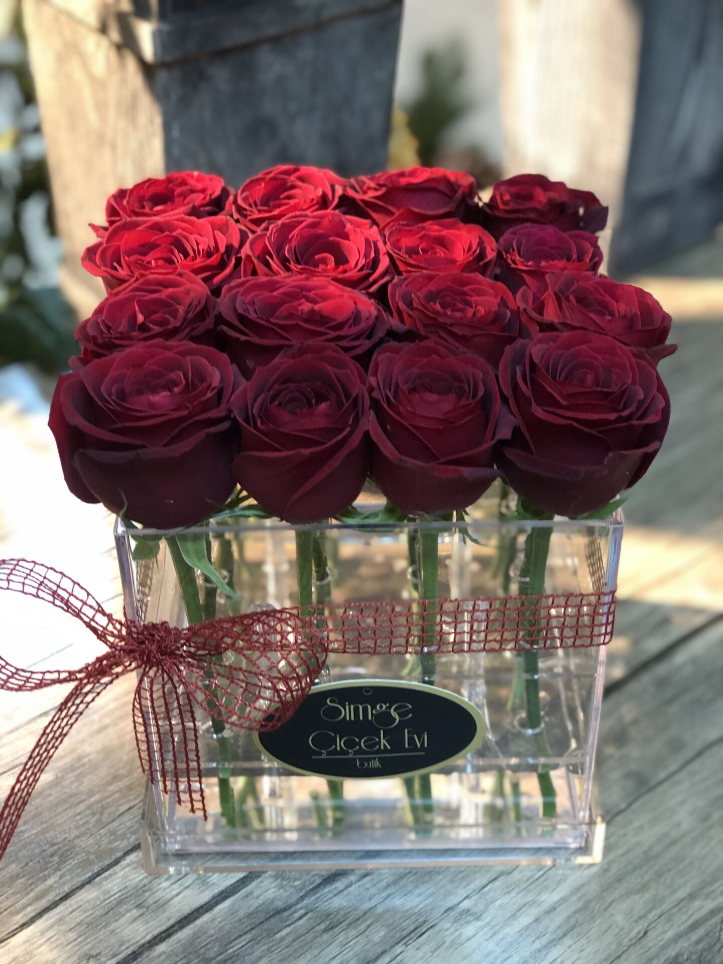 Pleksi Kutuda Kırmızı Güller