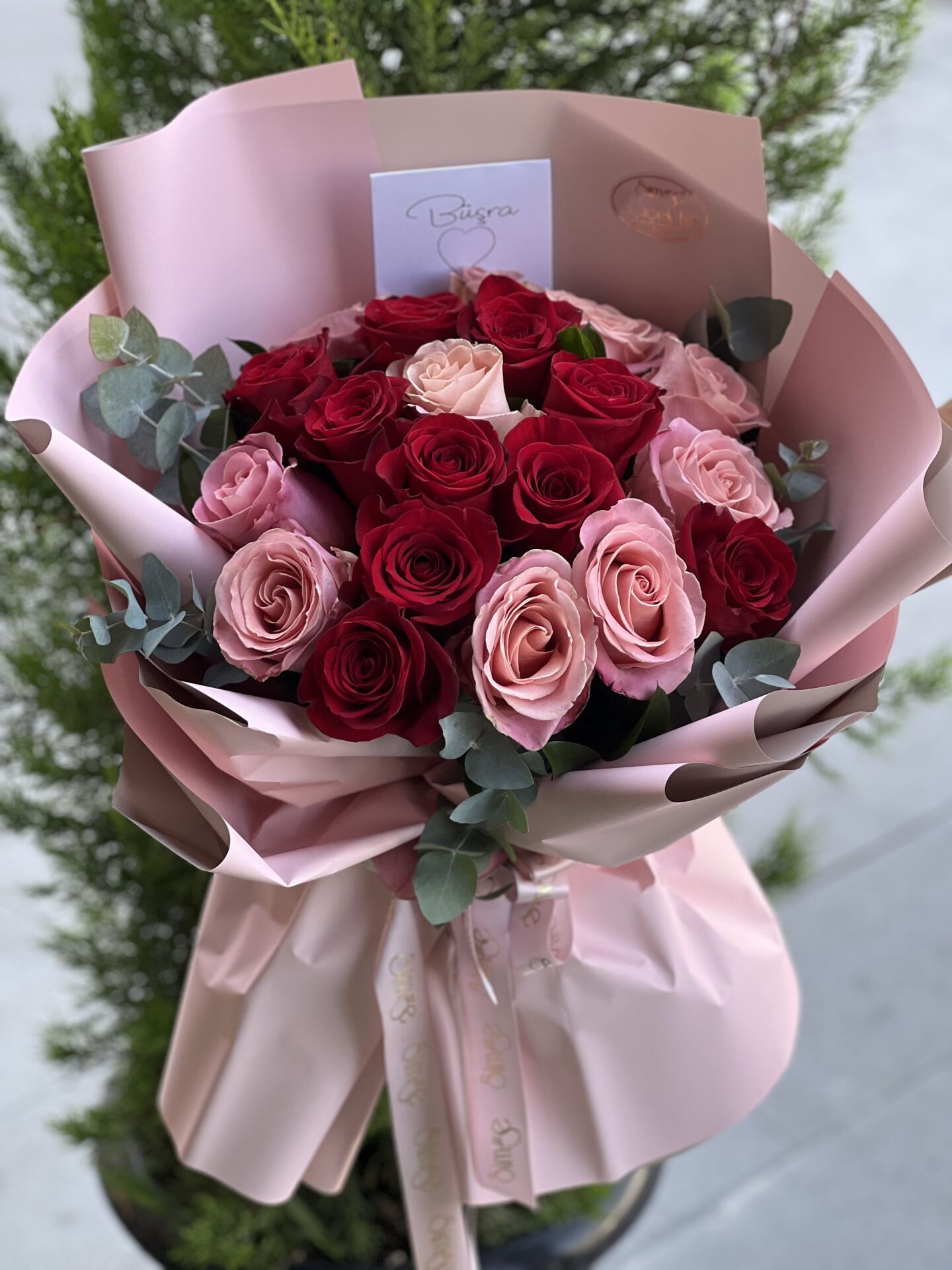 Pembe ve kırmızı güllü buket