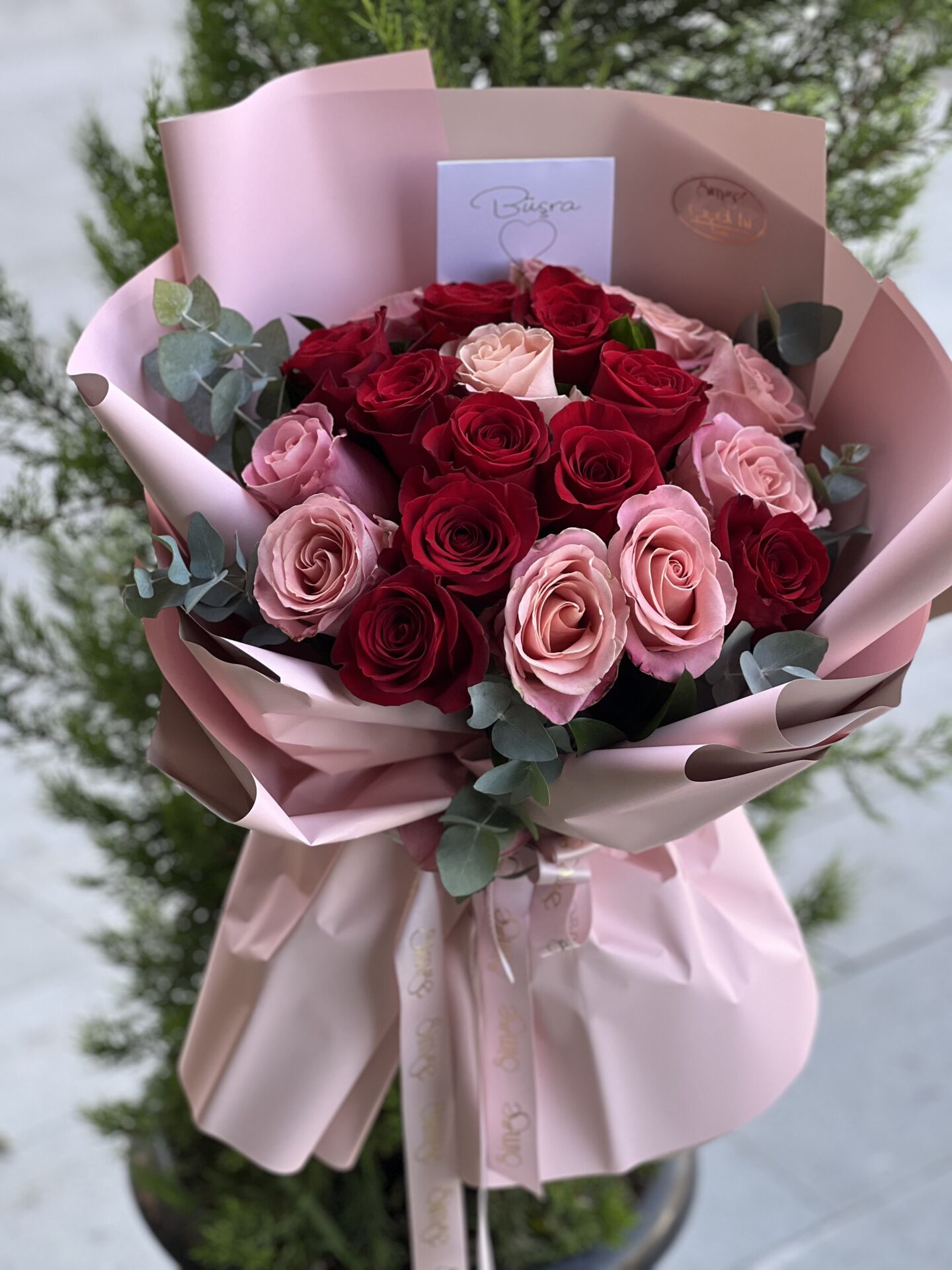 Pembe ve kırmızı güllü buket