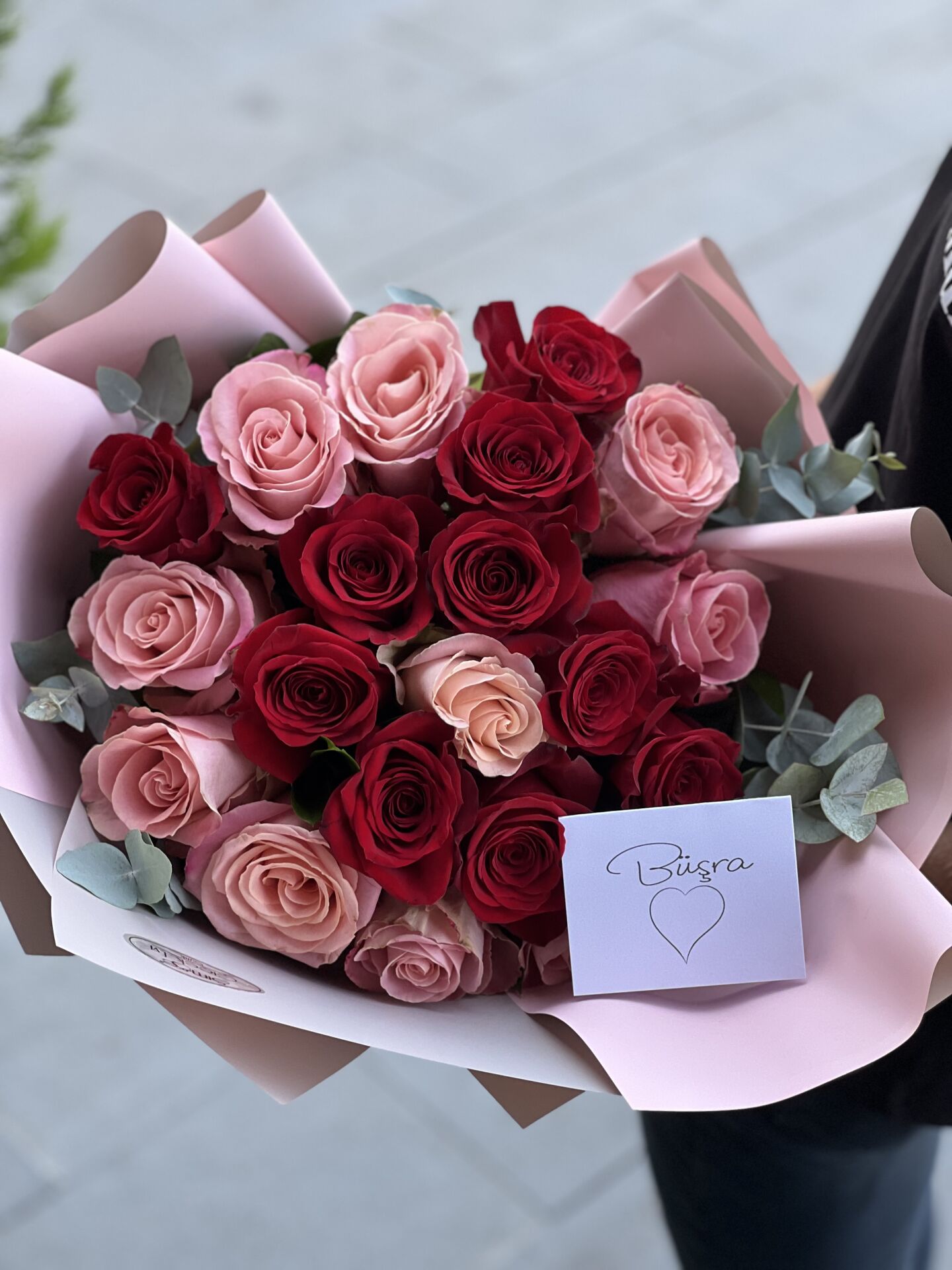 Pembe ve kırmızı güllü buket