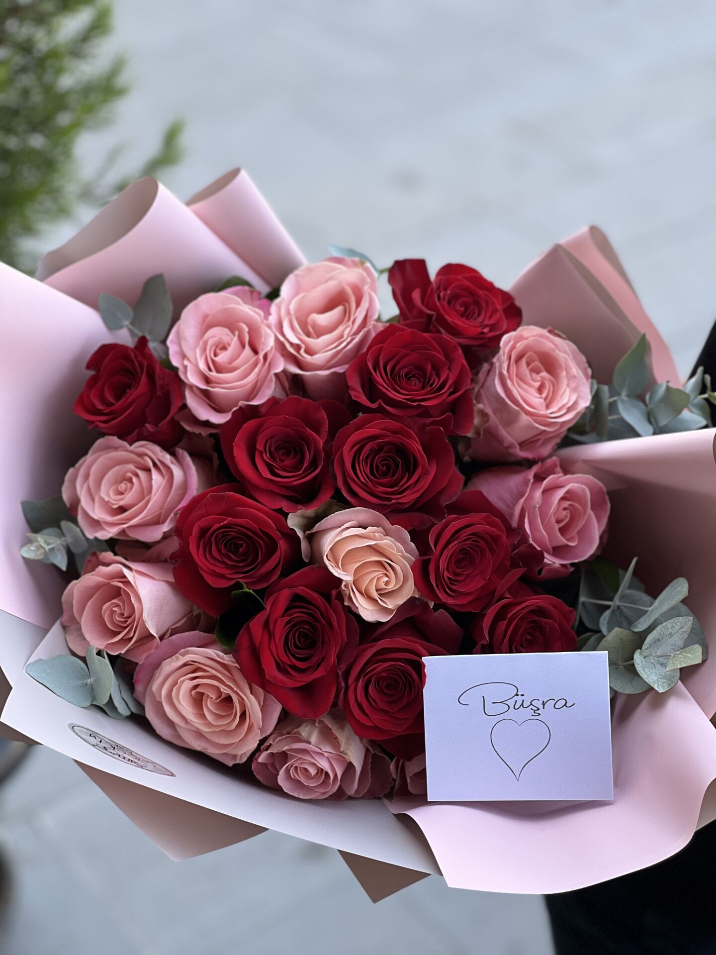 Pembe ve kırmızı güllü buket