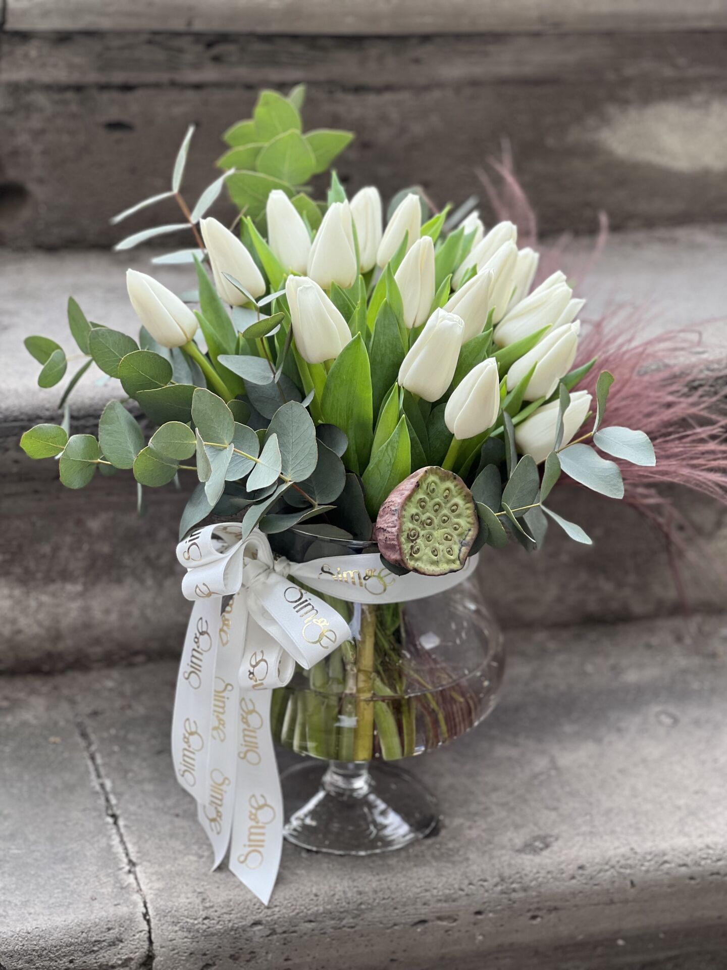 Cam Vazoda Beyaz Lale Aranjman