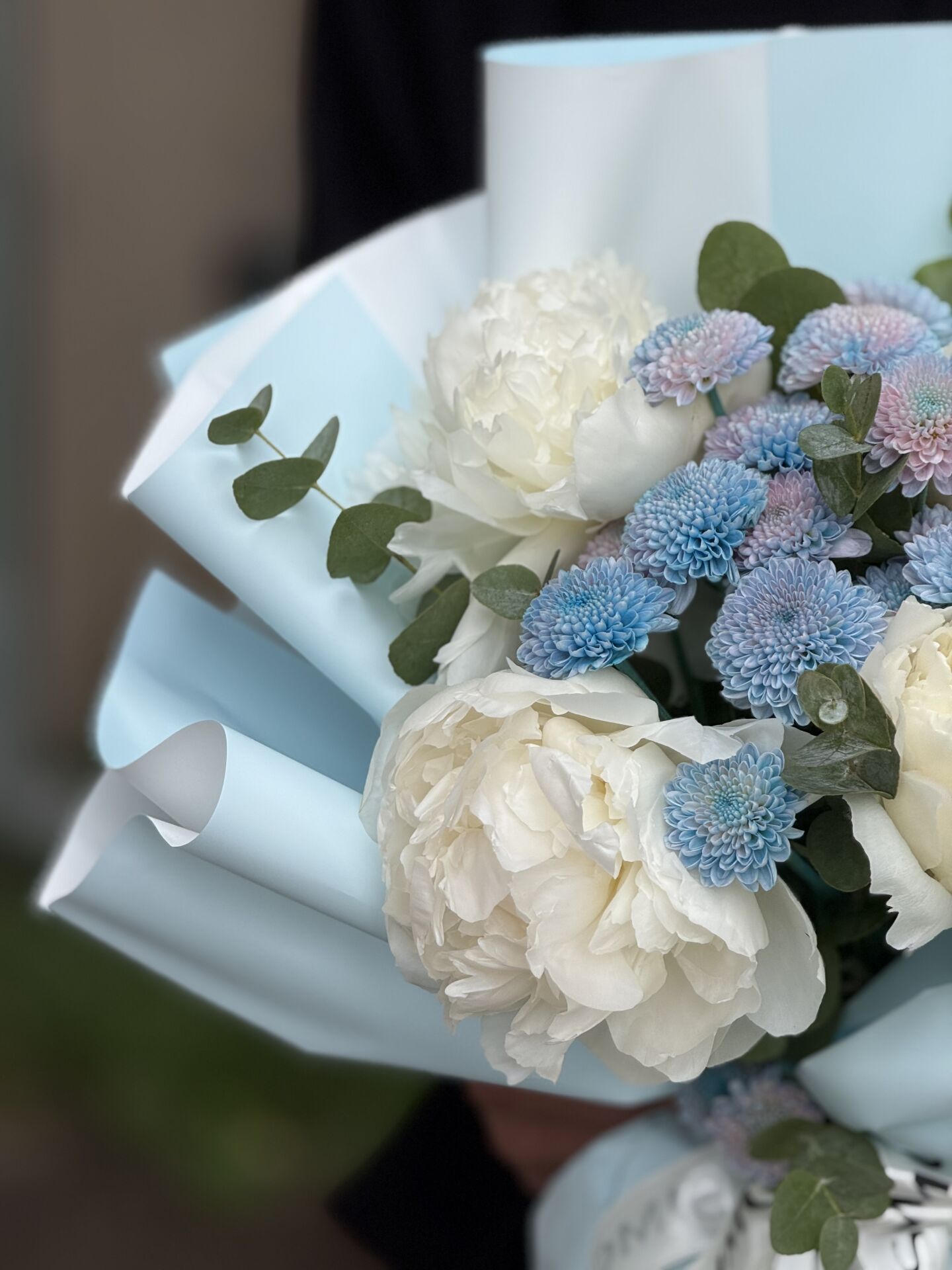Beyaz Şakayık ve Mavi Krizantem Buketi