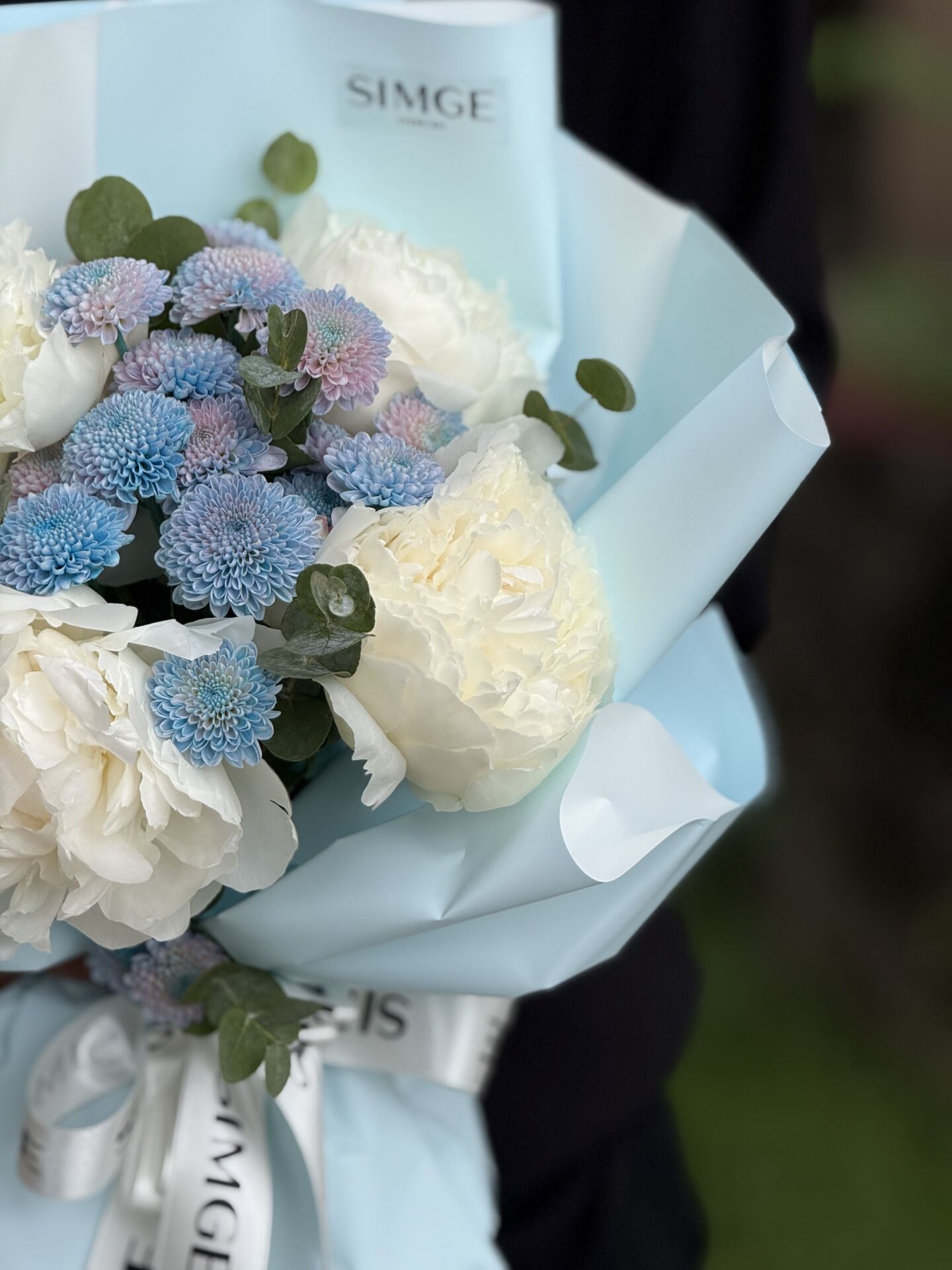 Beyaz Şakayık ve Mavi Krizantem Buketi