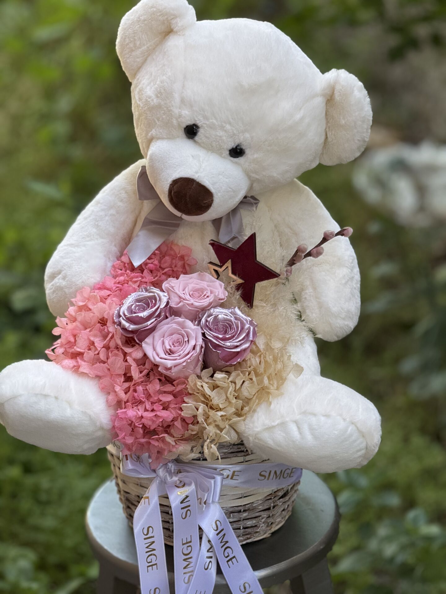 Solmayan Duygular Şoklanmış Çiçekli Ayıcık Aranjmanı