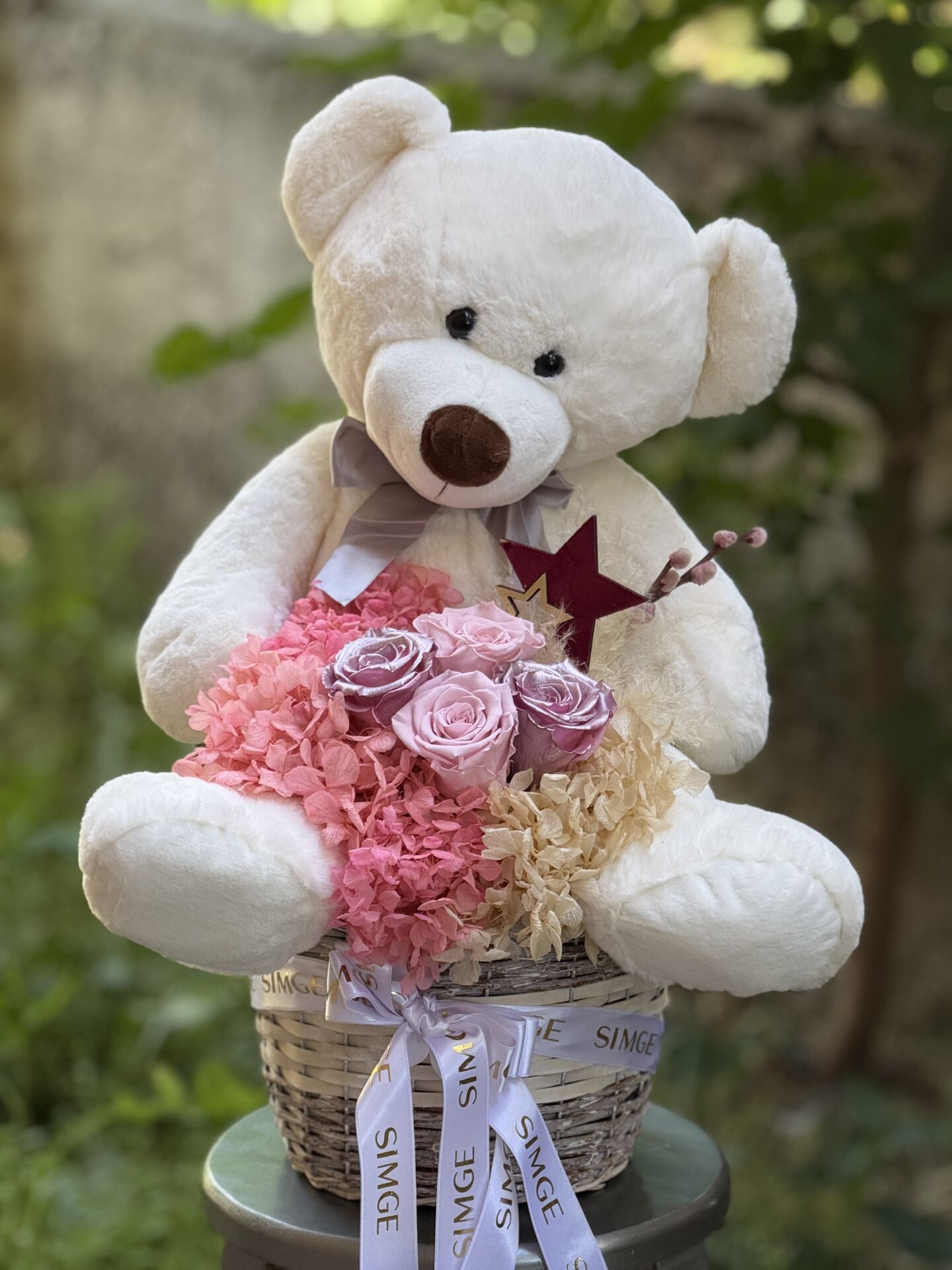 Solmayan Duygular Şoklanmış Çiçekli Ayıcık Aranjmanı