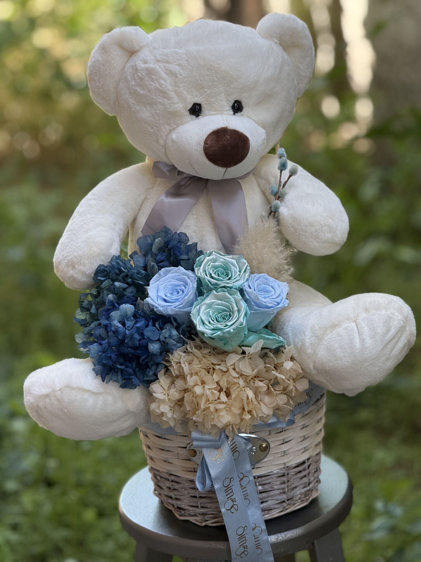 Solmayan Duygular Şoklanmış Çiçekli Ayıcık Aranjmanı