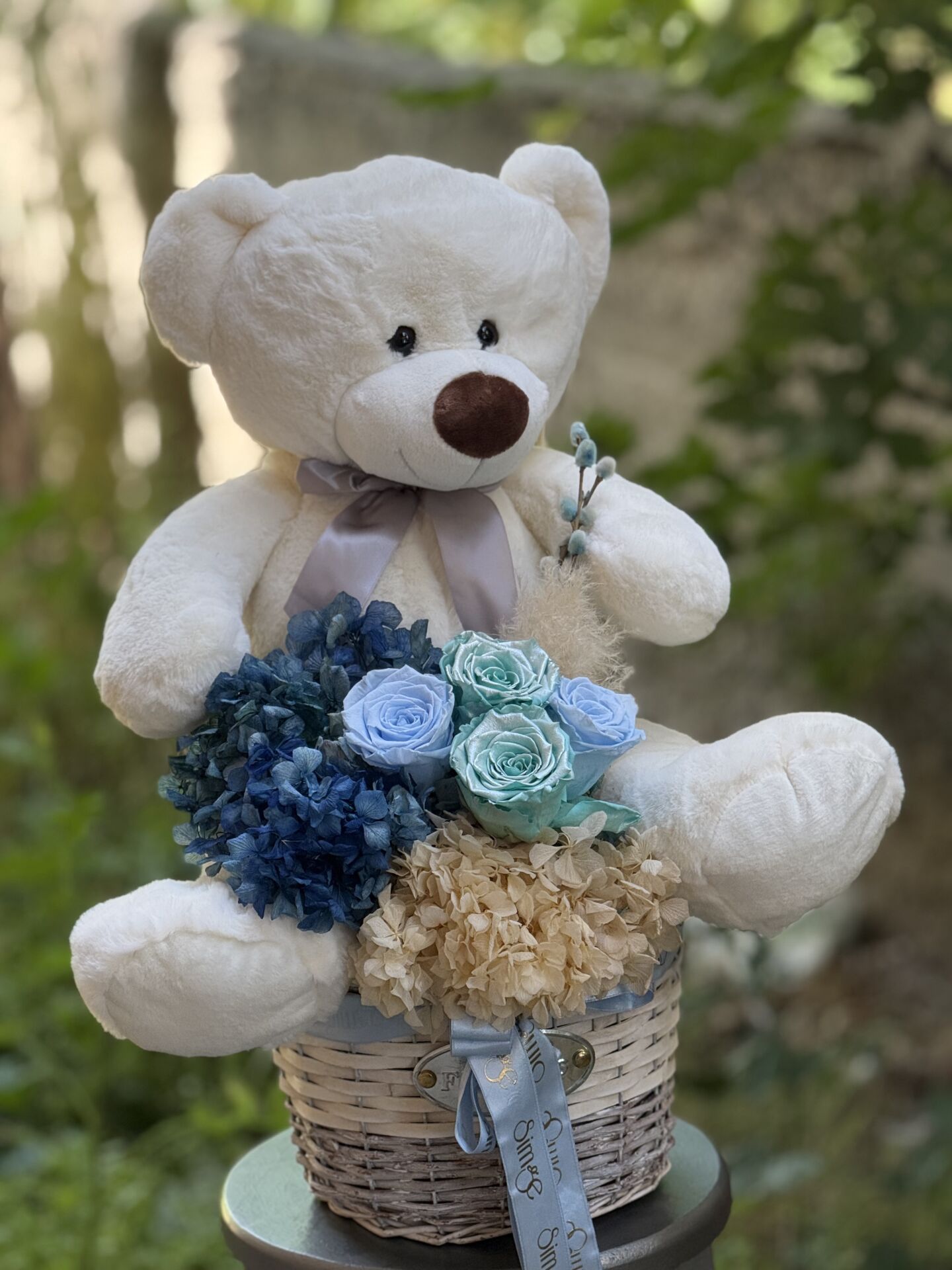 Solmayan Duygular Şoklanmış Çiçekli Ayıcık Aranjmanı