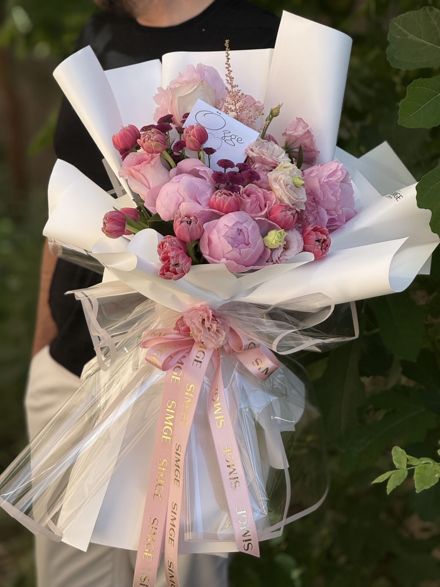 Pembe Çiçeklere Simge Dokunuşu