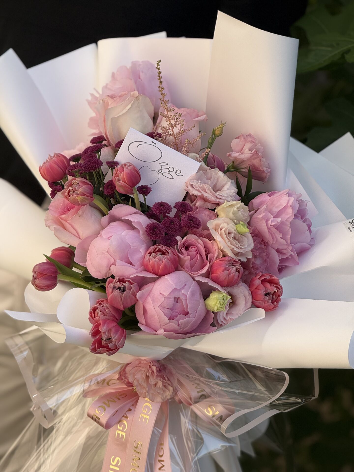 Pembe Çiçeklere Simge Dokunuşu