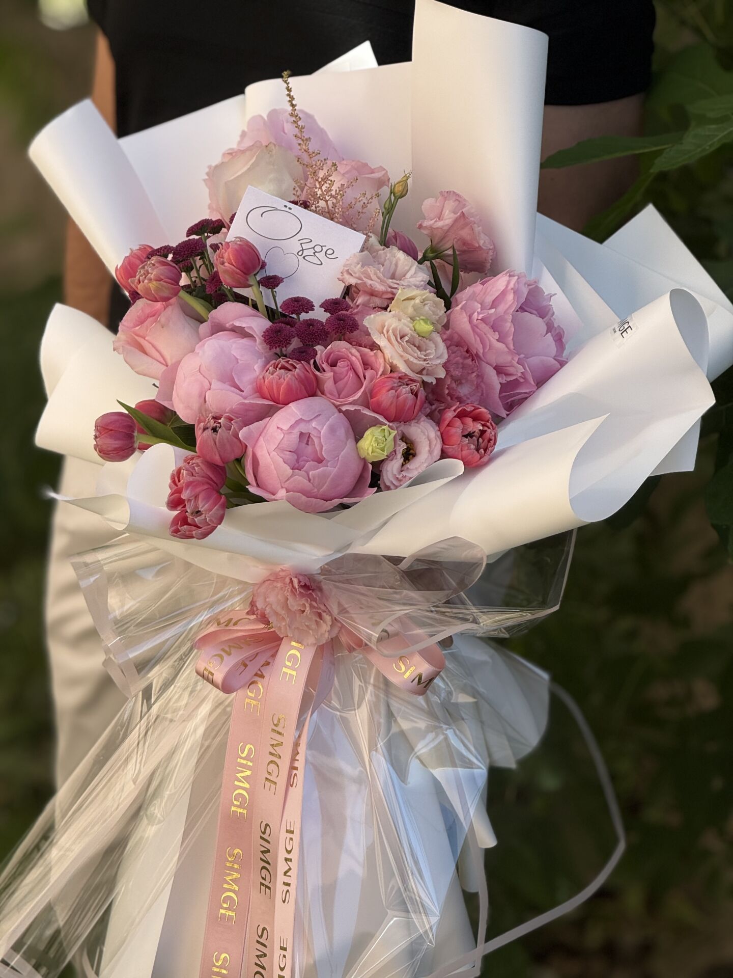 Pembe Çiçeklere Simge Dokunuşu