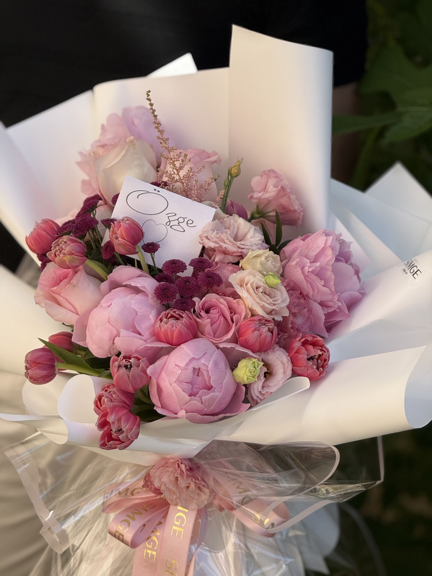 Pembe Çiçeklere Simge Dokunuşu