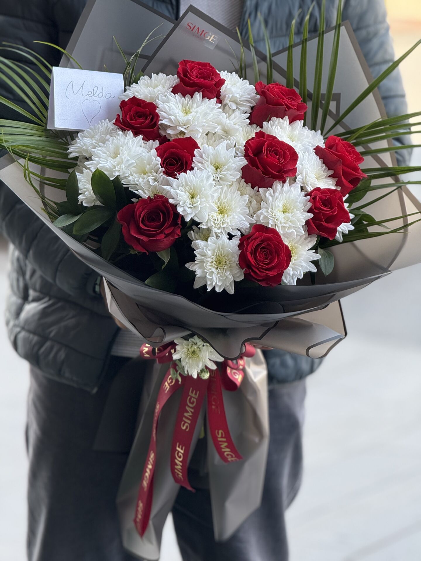 Auraline Kırmızı Gül ve Beyaz Chrisantem Buketi