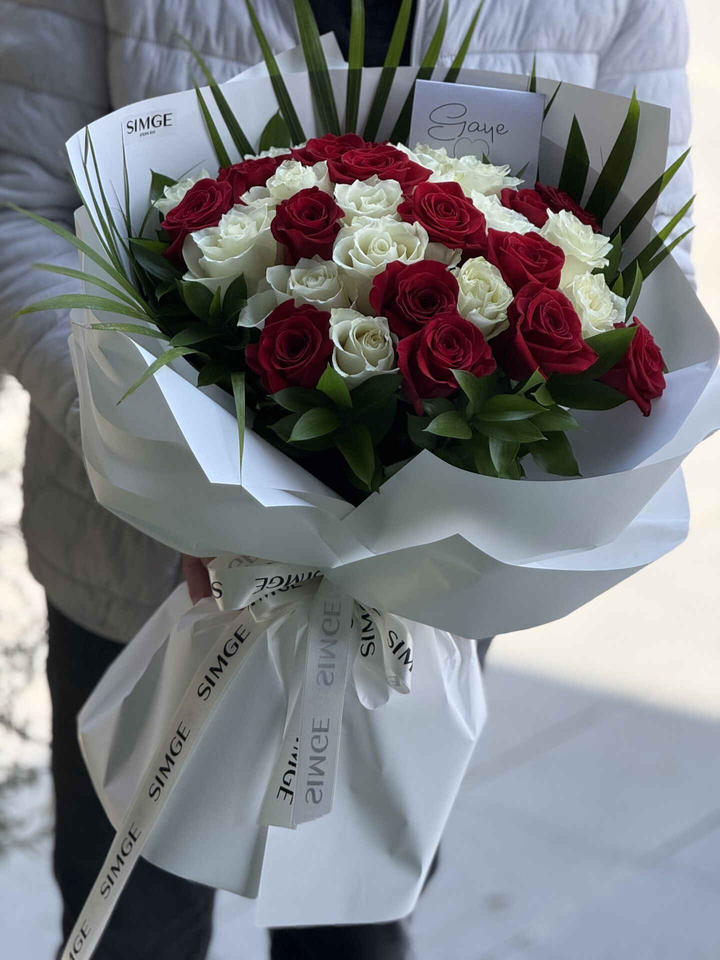 Beyaz ve Kırmızı Classic Gül buketi