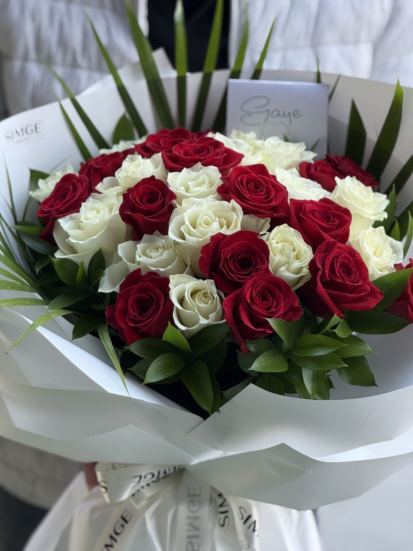 Beyaz ve Kırmızı Classic Gül buketi