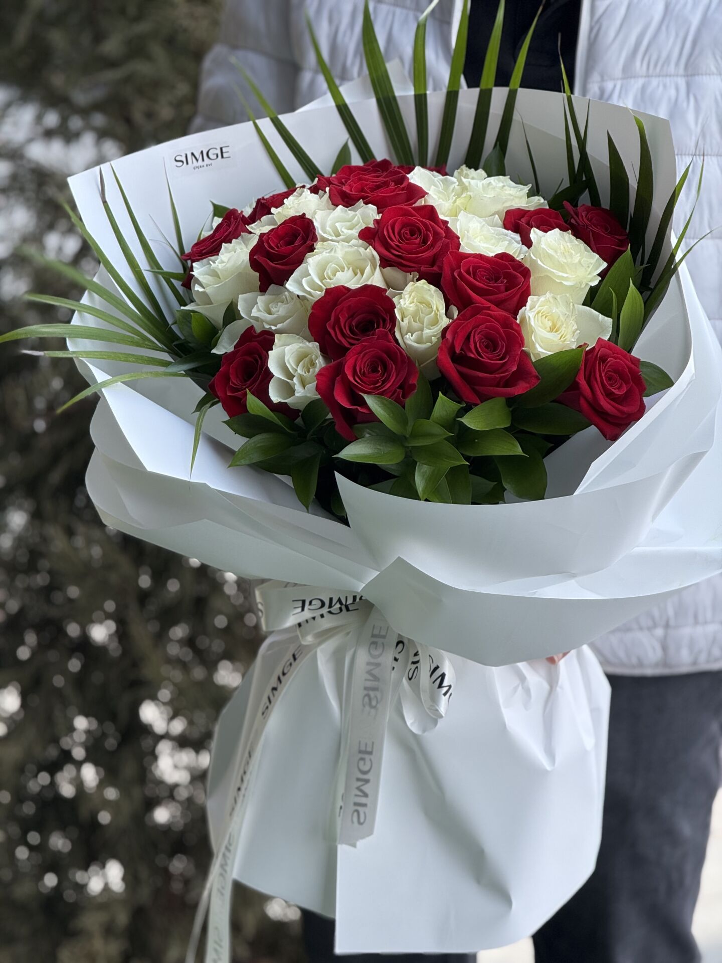 Beyaz ve Kırmızı Classic Gül buketi