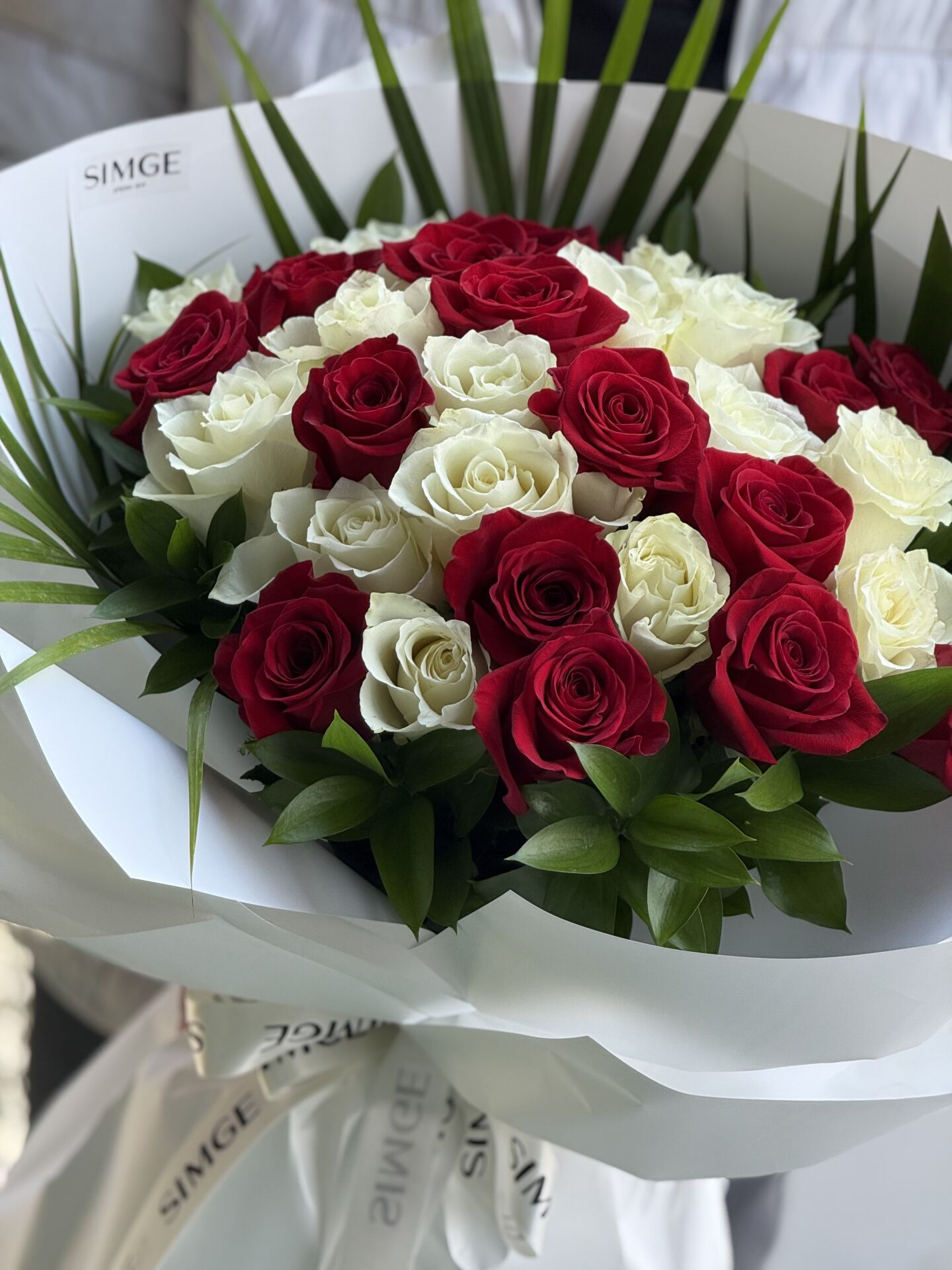 Beyaz ve Kırmızı Classic Gül buketi