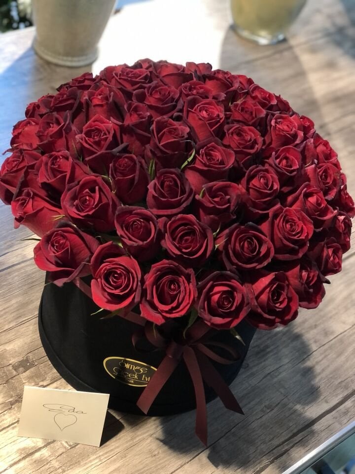 50 li kırmızı gül aranjmanı