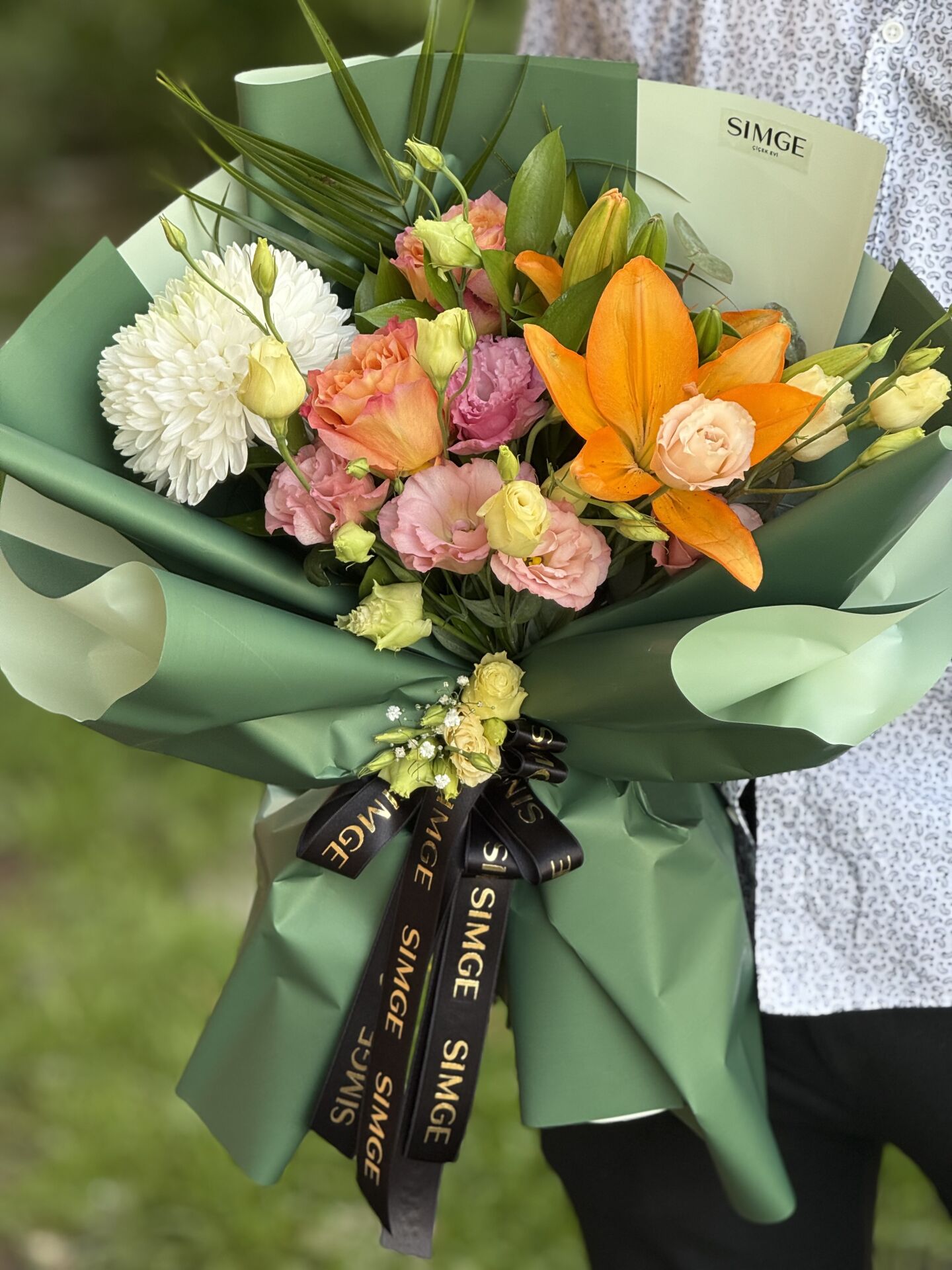 Turuncu Lilyum ve Güller