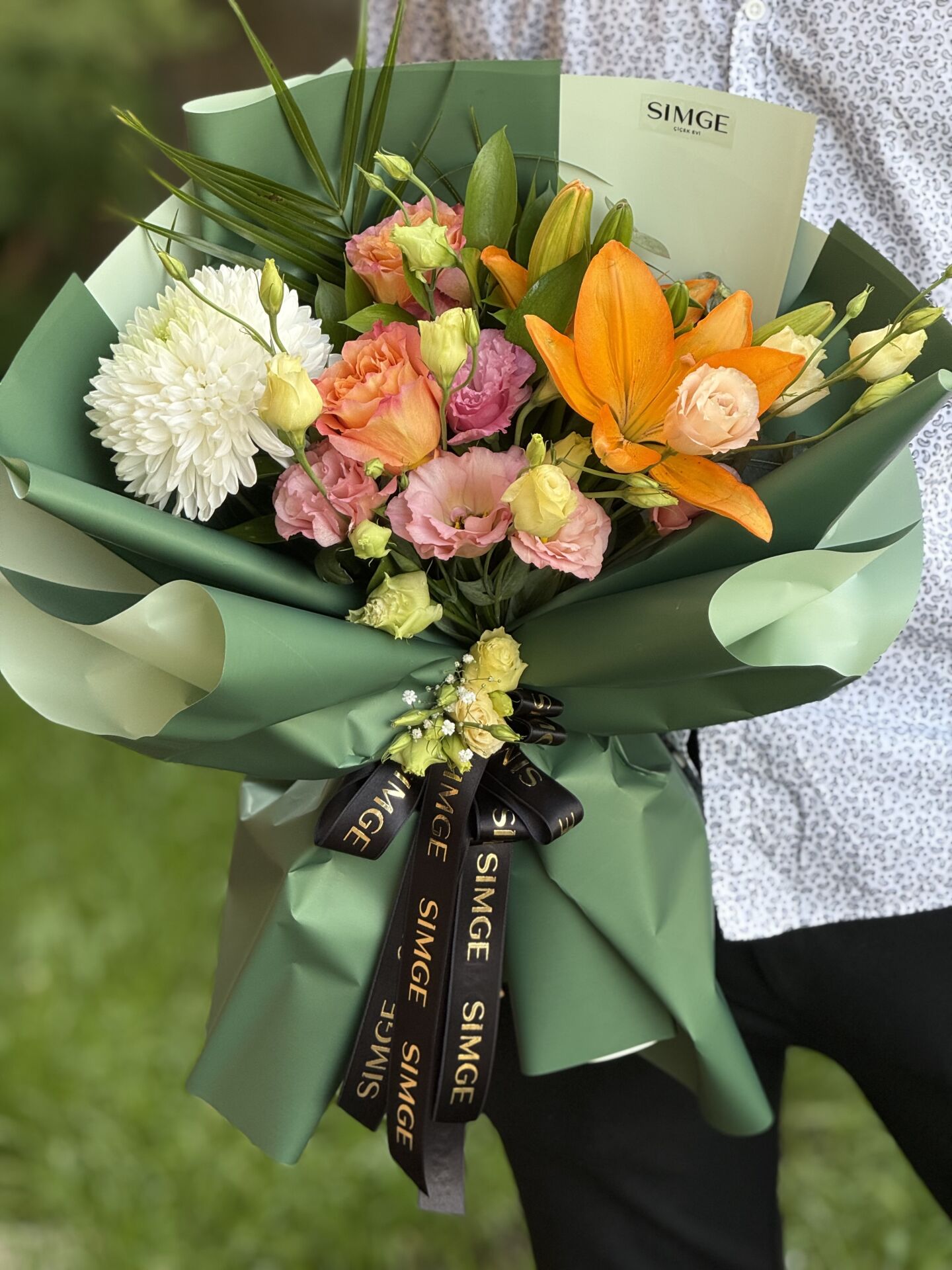 Turuncu Lilyum ve Güller