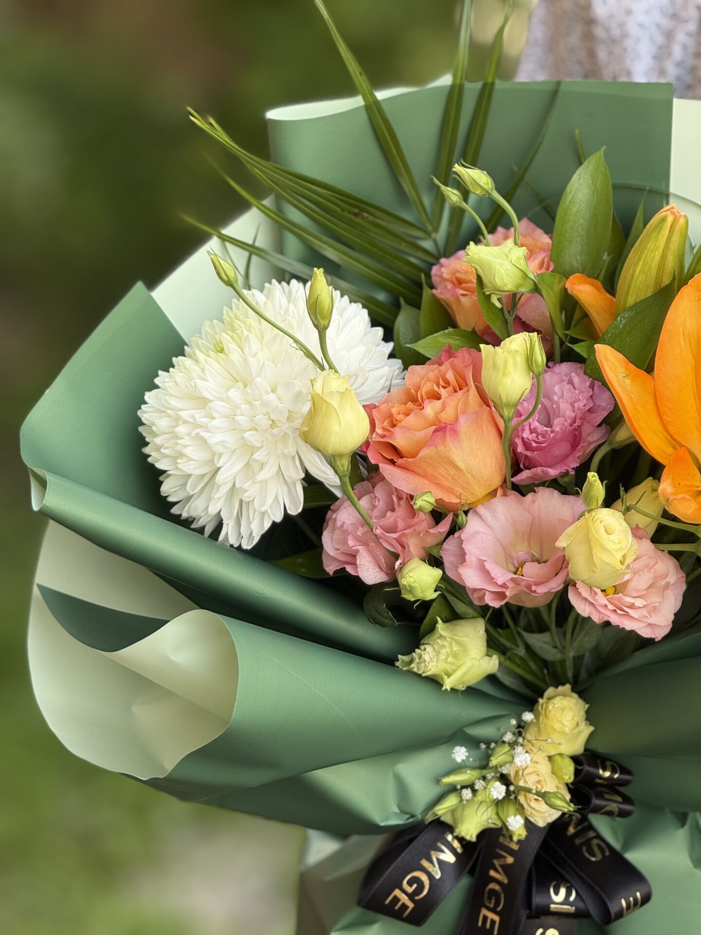 Turuncu Lilyum ve Güller