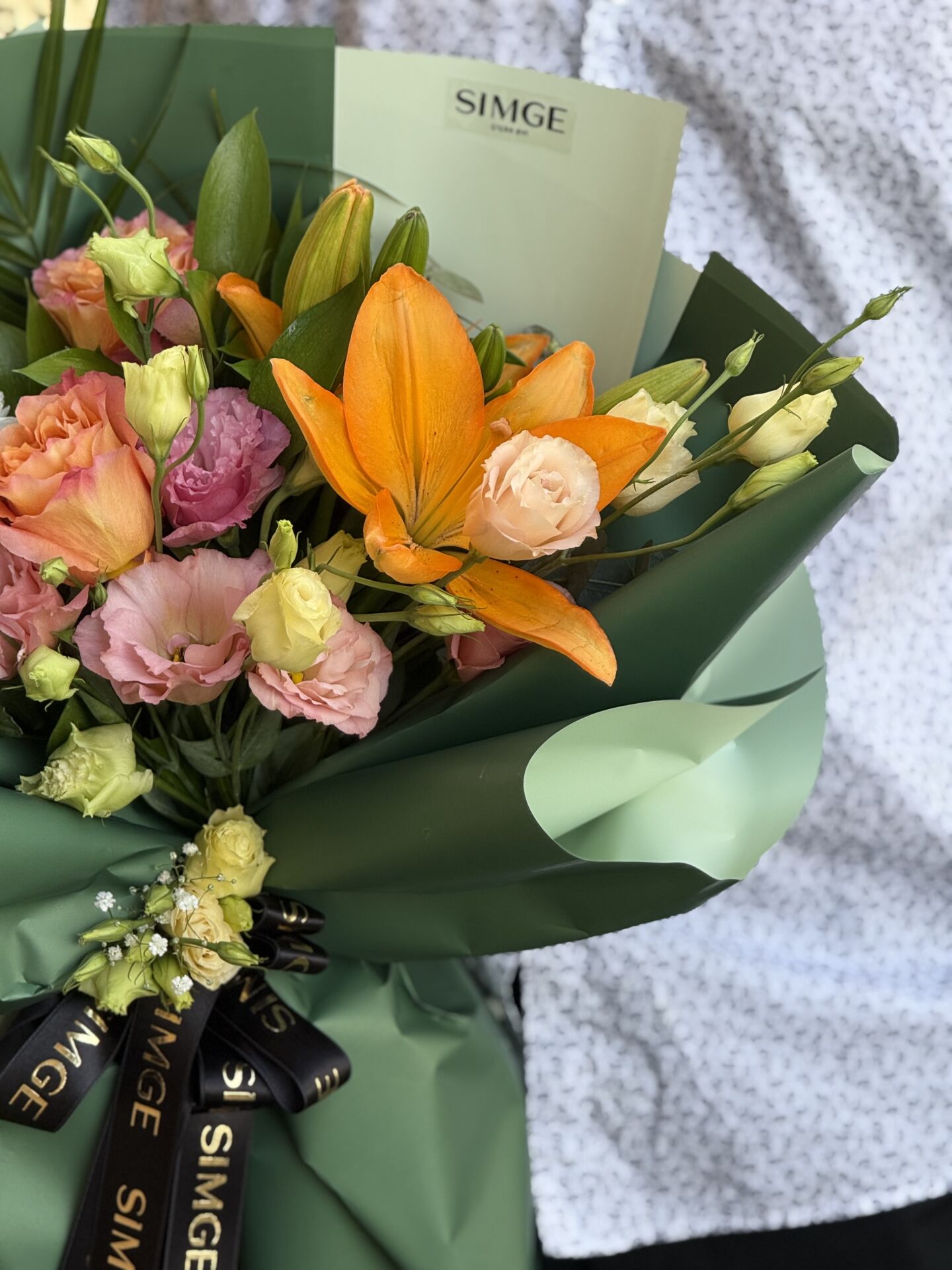 Turuncu Lilyum ve Güller