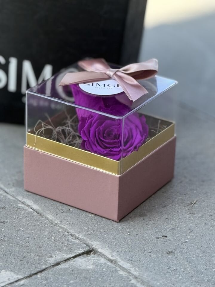 Kare Pleksi Kutuda Mor Solmayan Gül Aranjmanı(Kopya)