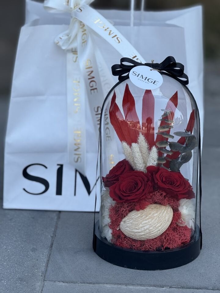 Cam Fanusta Solmayan Gül Aranjmanı
