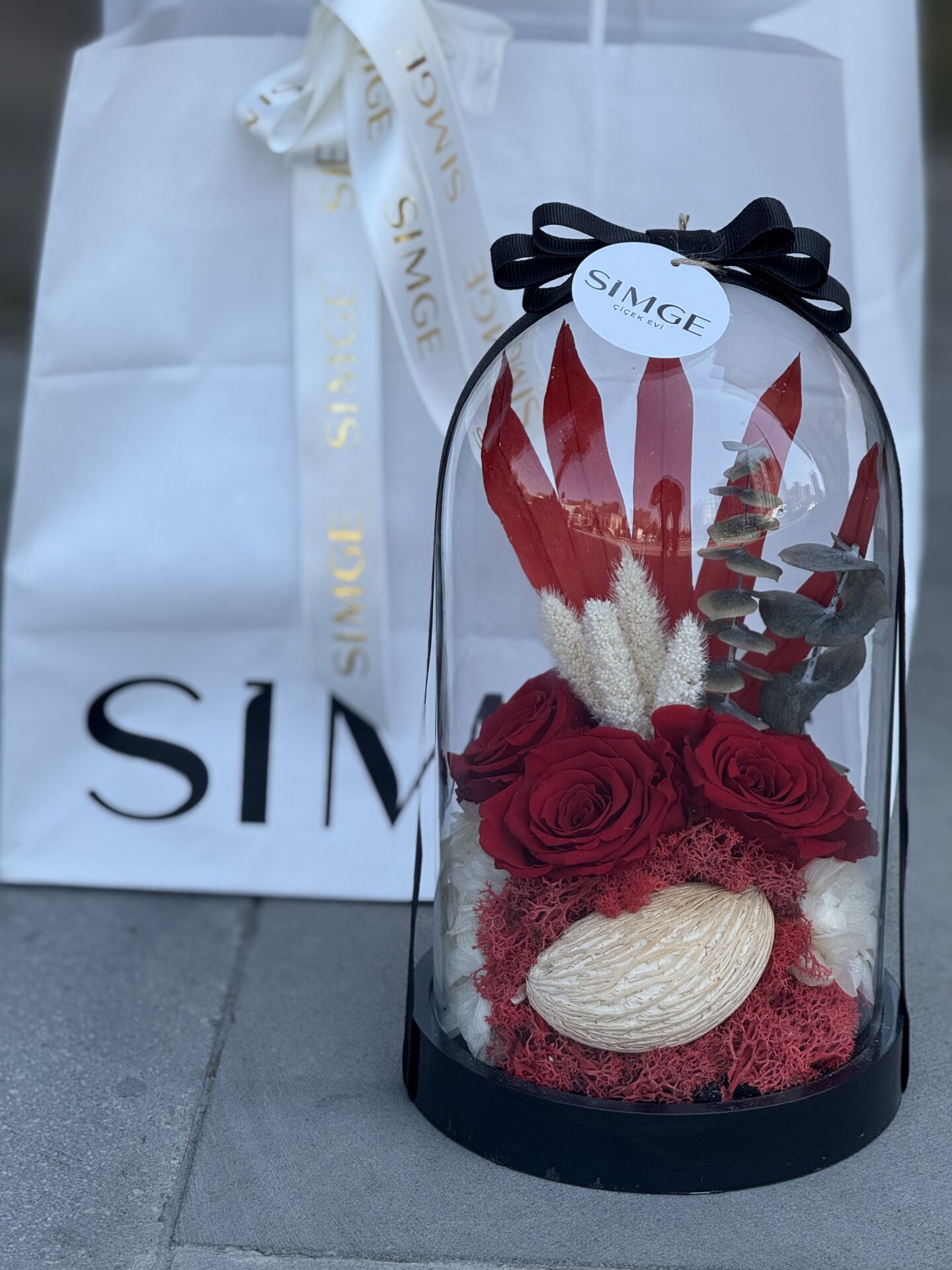 Cam Fanusta Solmayan Gül Aranjmanı