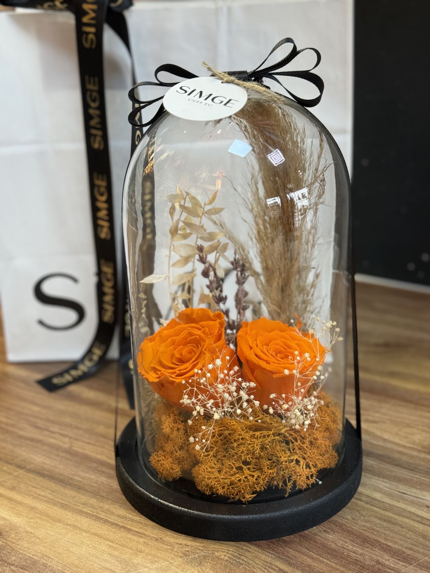 Cam Fanusta Turuncu Solmayan Gül Aranjmanı