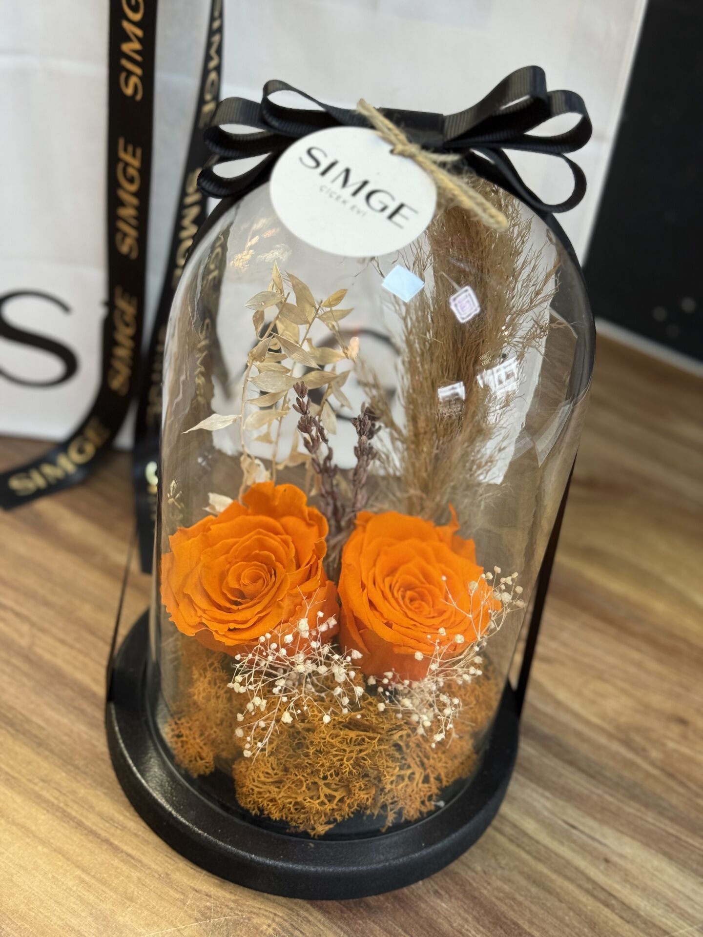 Cam Fanusta Turuncu Solmayan Gül Aranjmanı