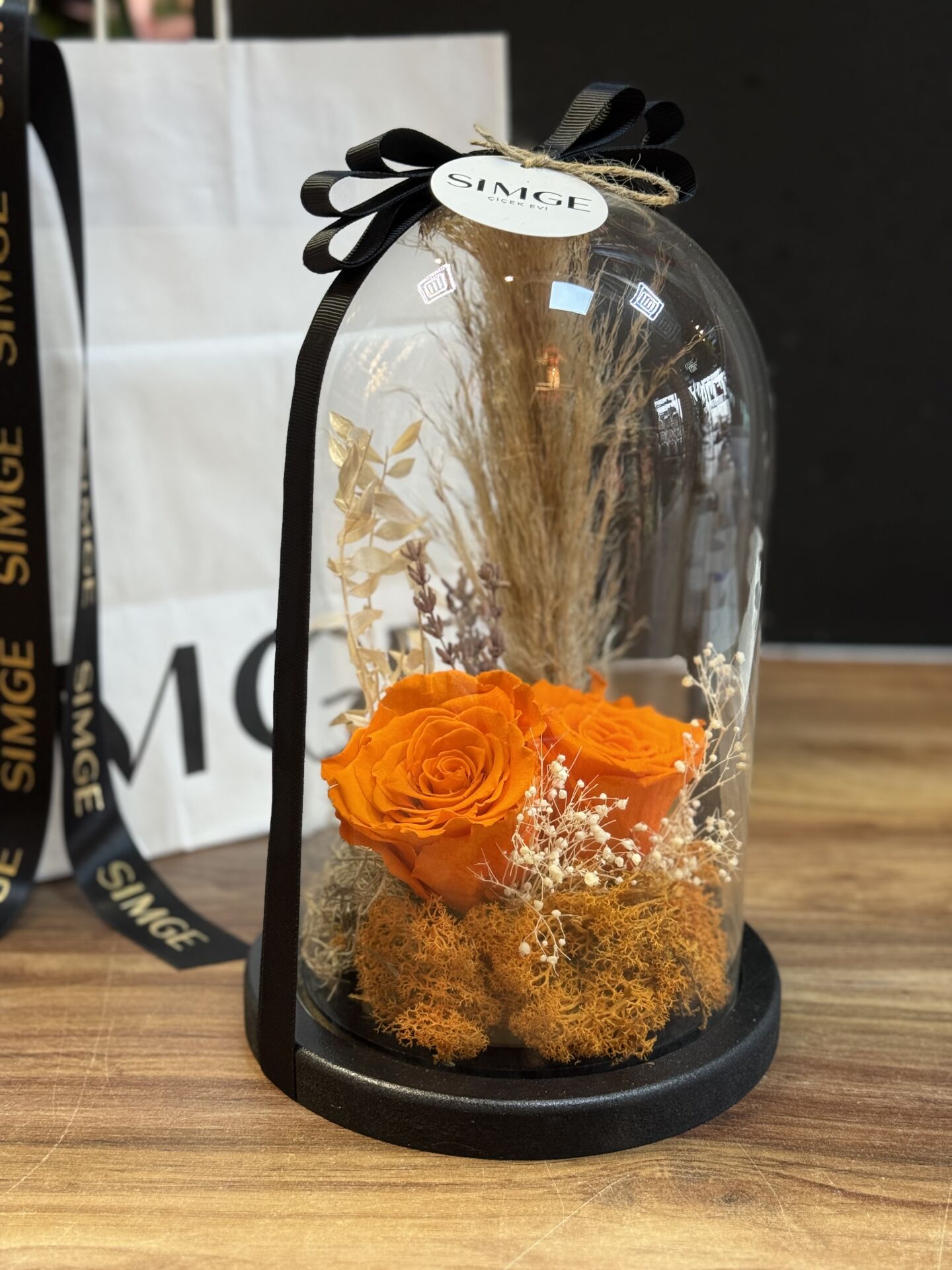 Cam Fanusta Turuncu Solmayan Gül Aranjmanı