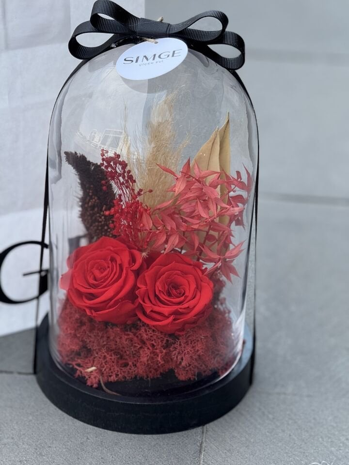 Cam Fanusta Solmayan Gül Aranjmanı