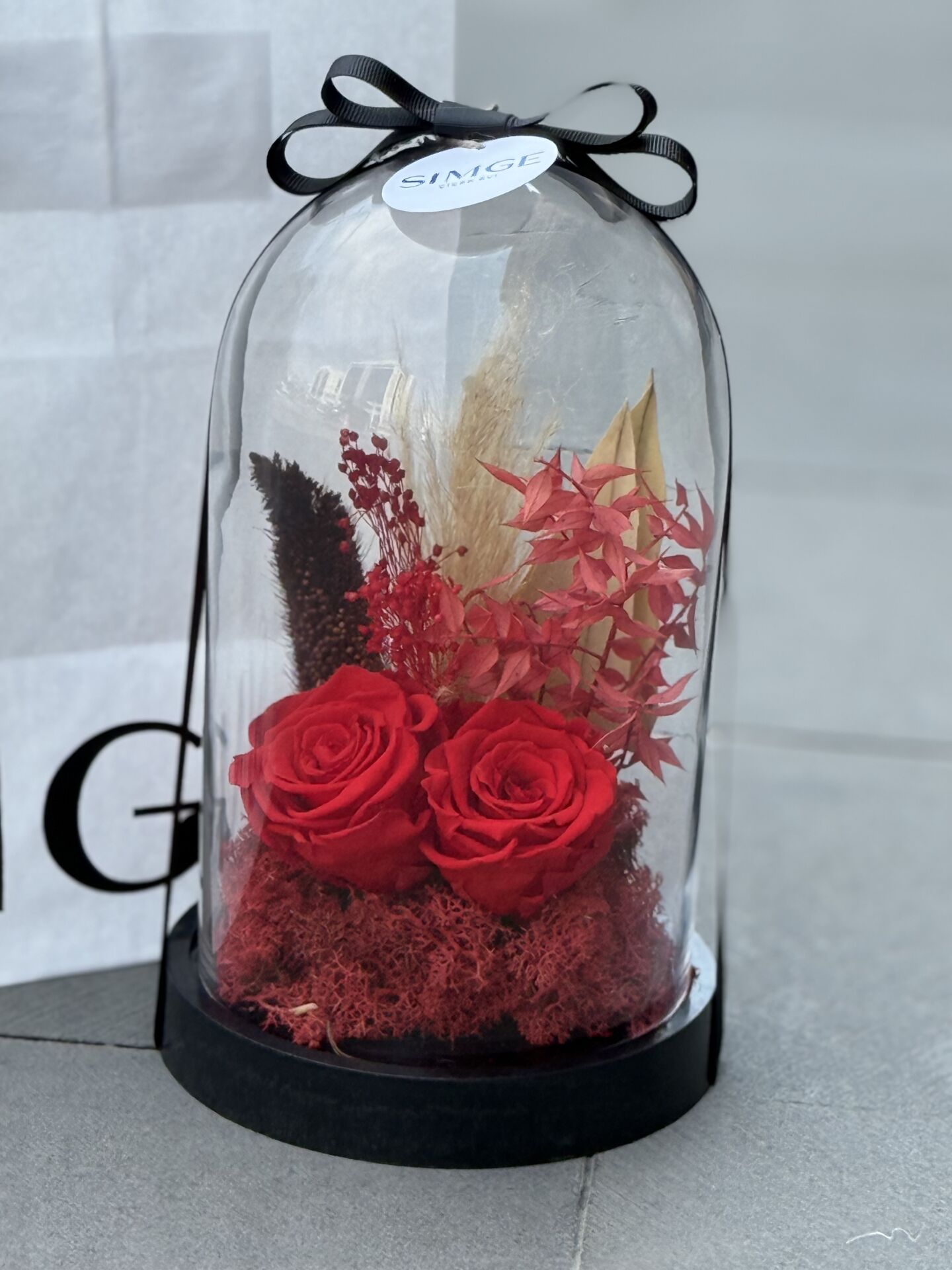 Cam Fanusta Solmayan Gül Aranjmanı