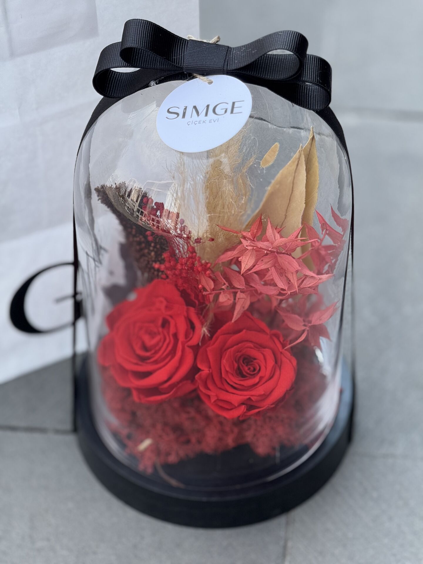 Cam Fanusta Solmayan Gül Aranjmanı