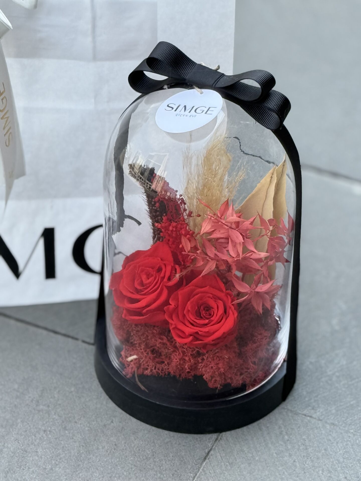 Cam Fanusta Solmayan Gül Aranjmanı