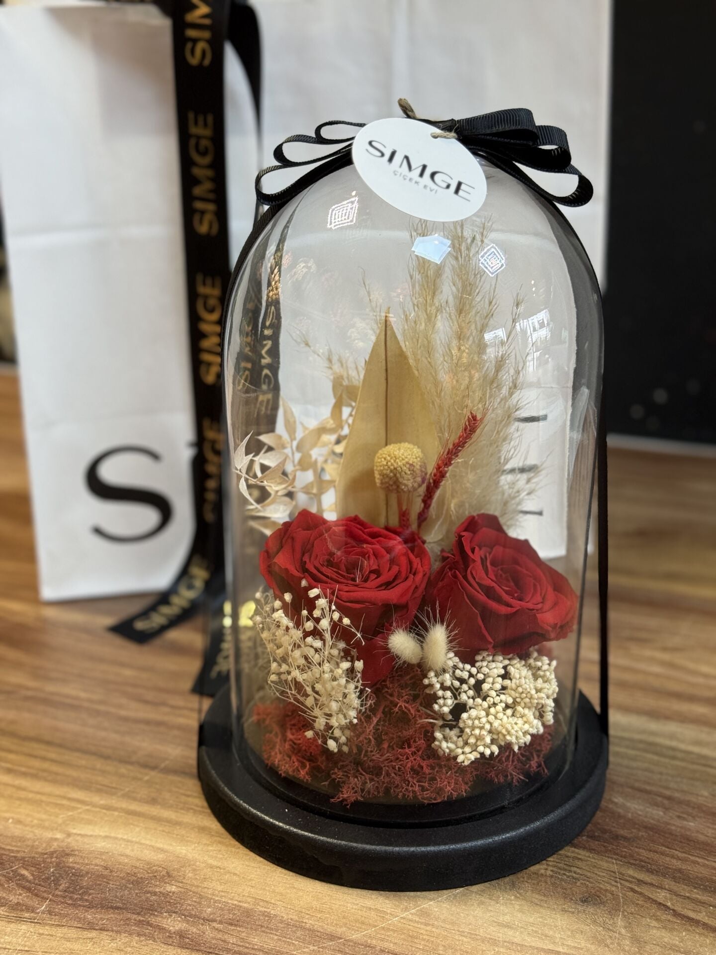 Cam Fanusta Kırmızı Solmayan Gül Aranjmanı