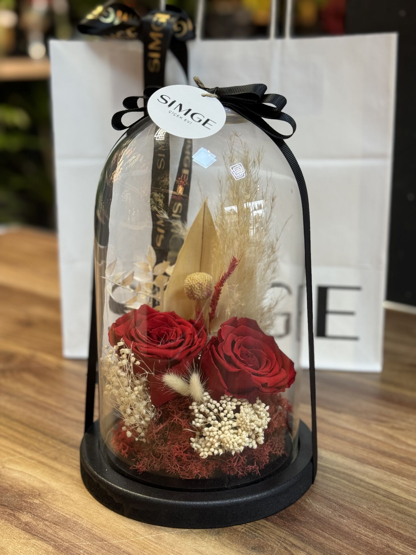 Cam Fanusta Kırmızı Solmayan Gül Aranjmanı