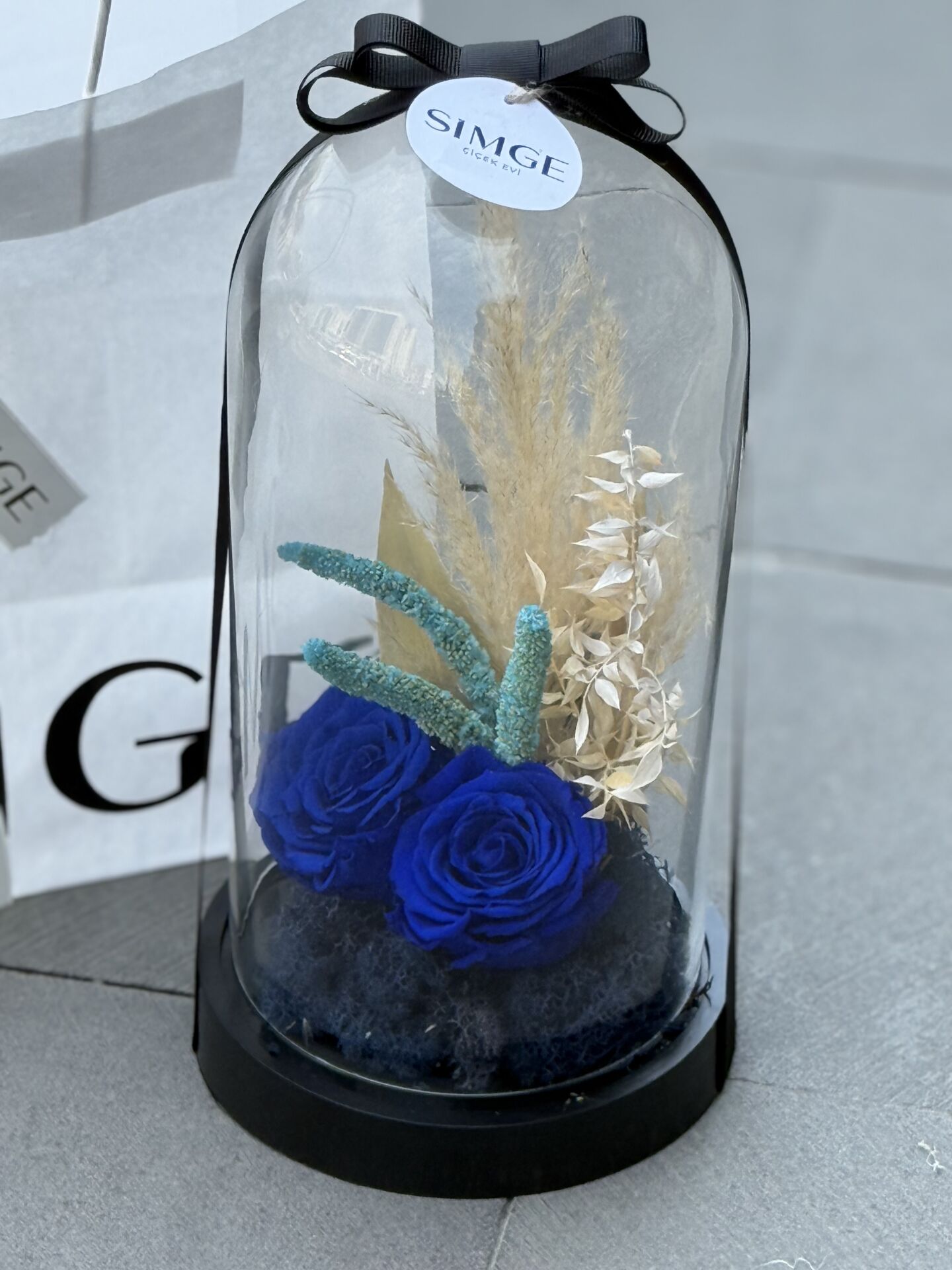 Cam Fanusta Solmayan Gül Aranjmanı