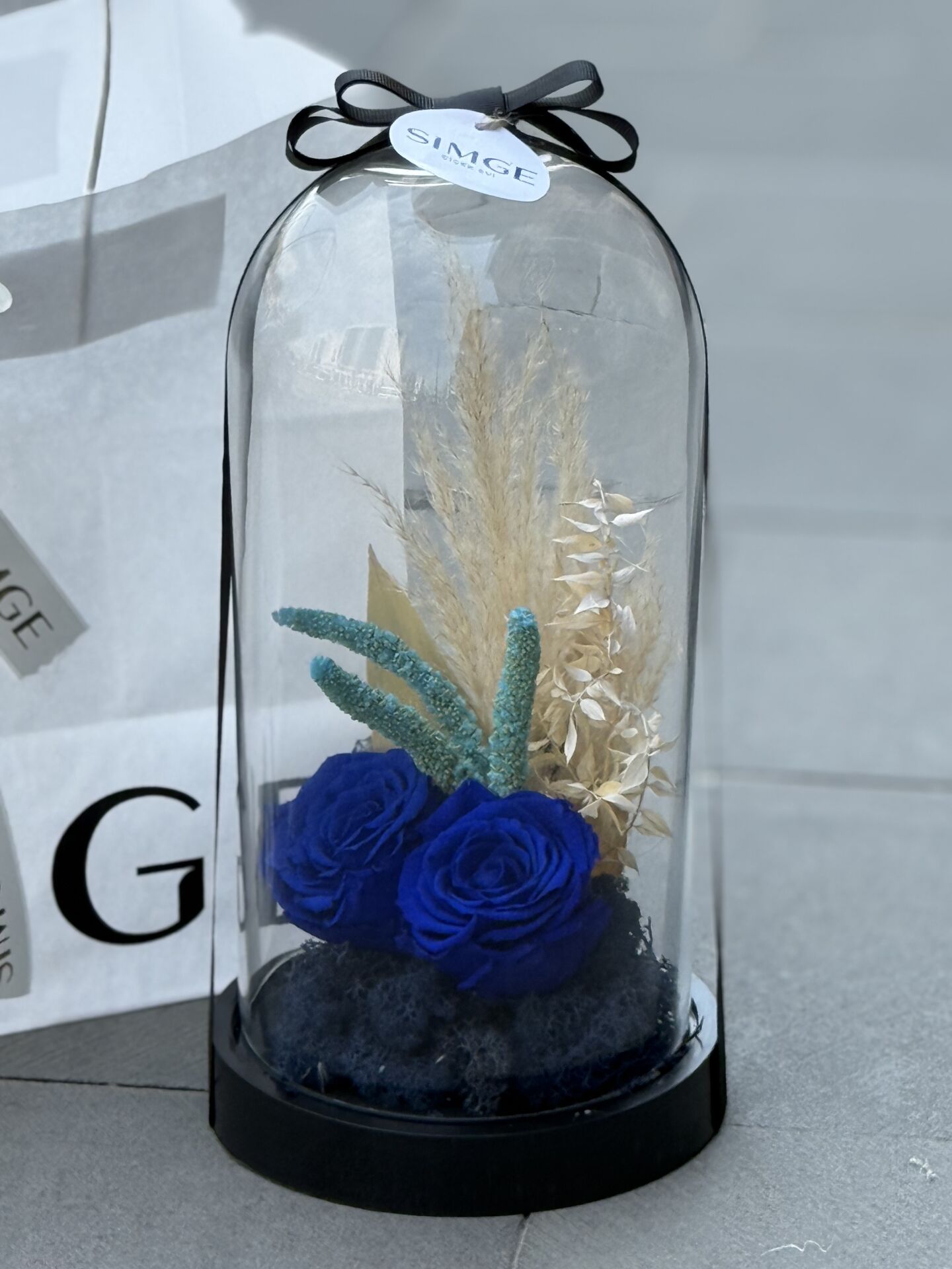 Cam Fanusta Solmayan Gül Aranjmanı