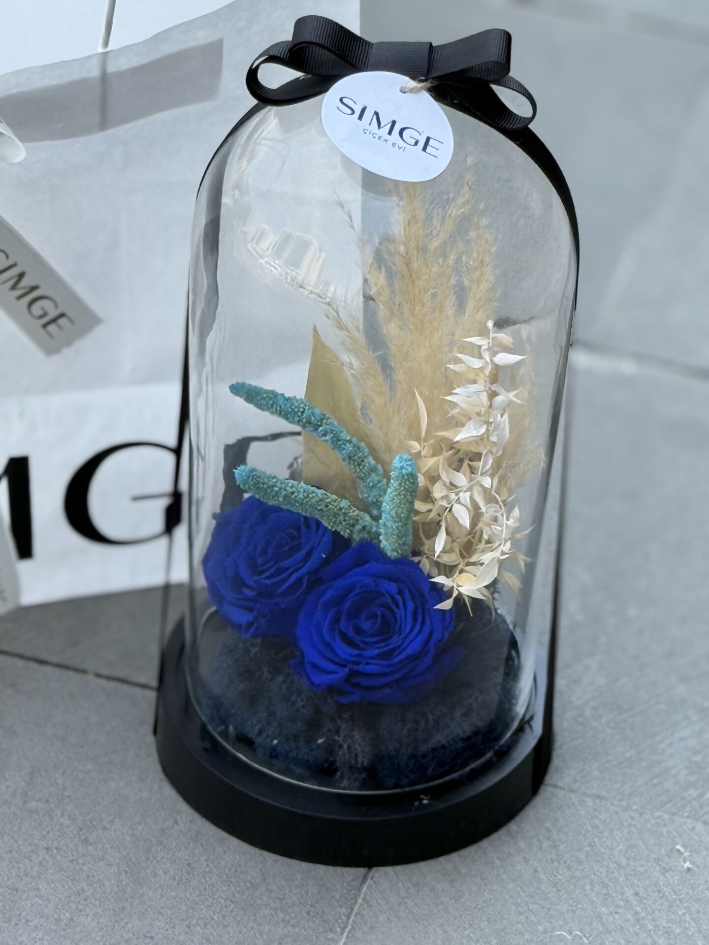 Cam Fanusta Solmayan Gül Aranjmanı