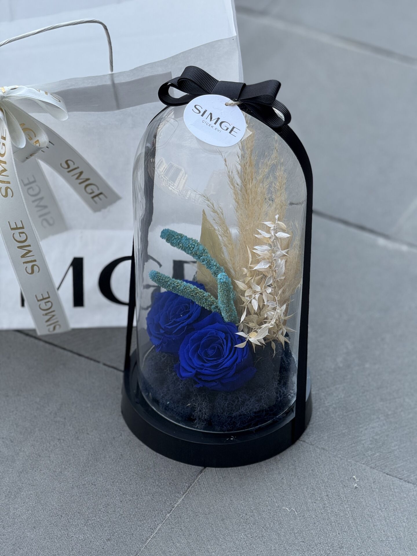 Cam Fanusta Solmayan Gül Aranjmanı