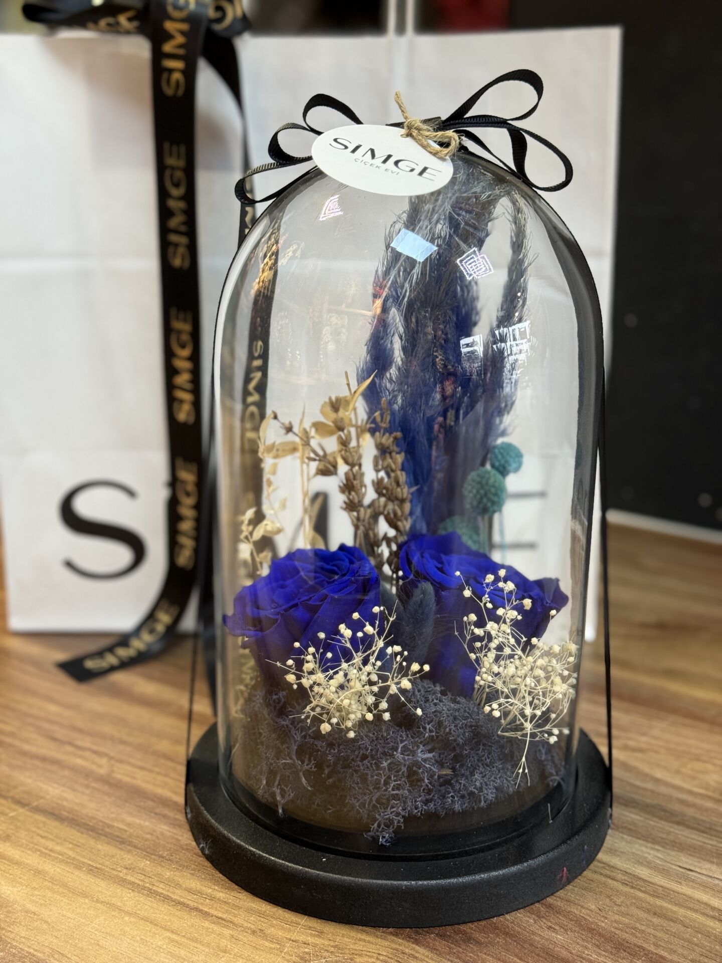 Cam Fanusta Lacivert Solmayan Gül Aranjmanı