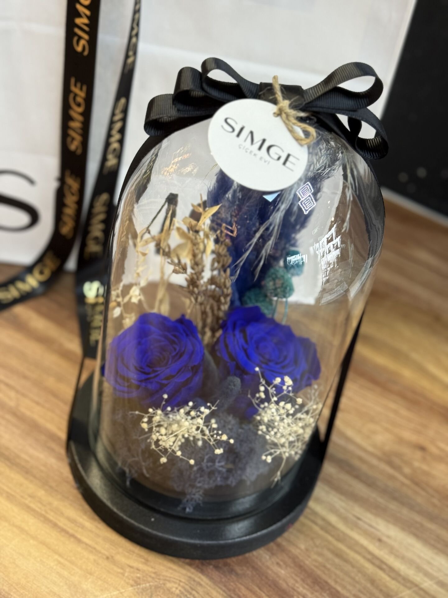 Cam Fanusta Lacivert Solmayan Gül Aranjmanı