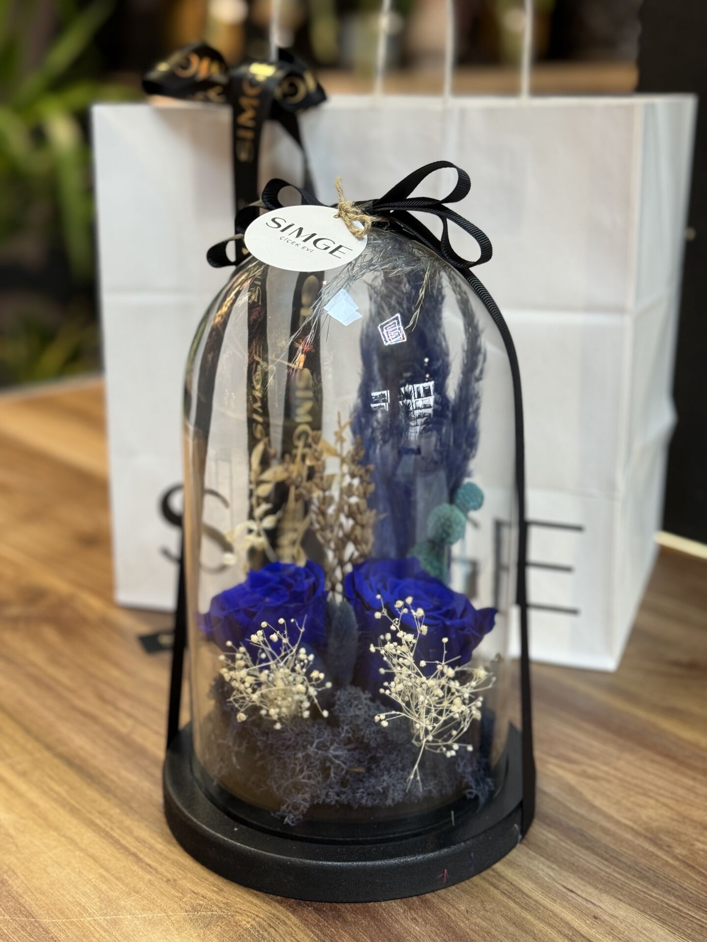 Cam Fanusta Lacivert Solmayan Gül Aranjmanı