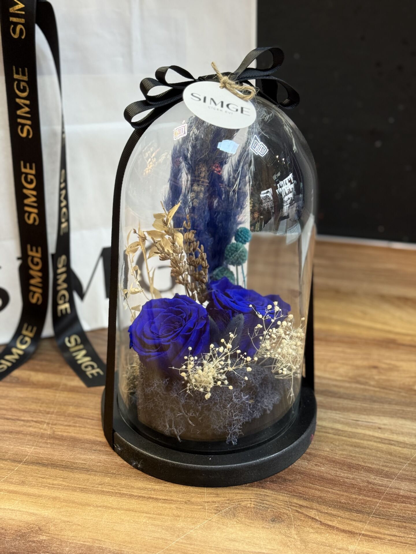 Cam Fanusta Lacivert Solmayan Gül Aranjmanı