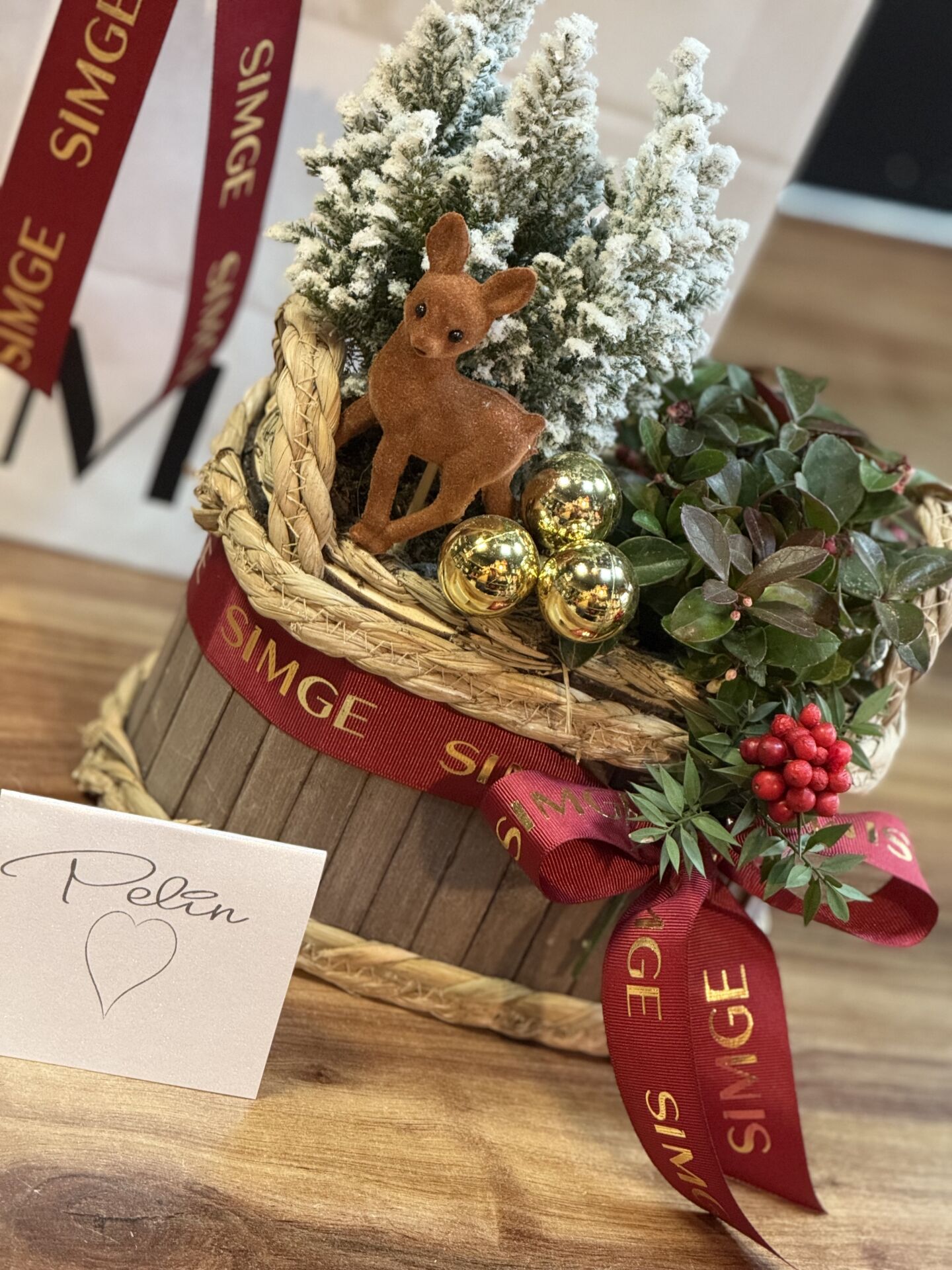 Dekoratif Yeni Yıl Süsleriyle Hazırlanmış Çam Ağacı