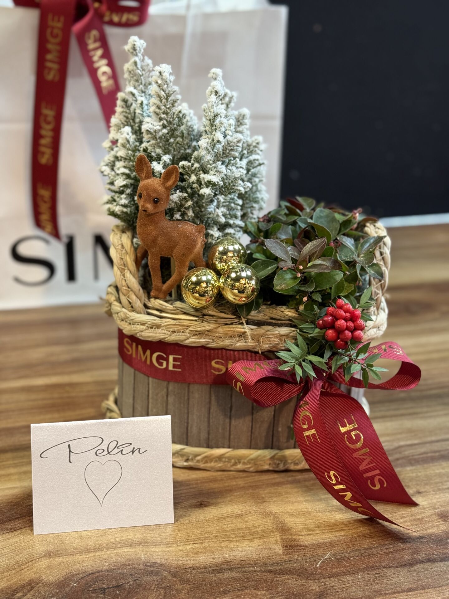 Dekoratif Yeni Yıl Süsleriyle Hazırlanmış Çam Ağacı